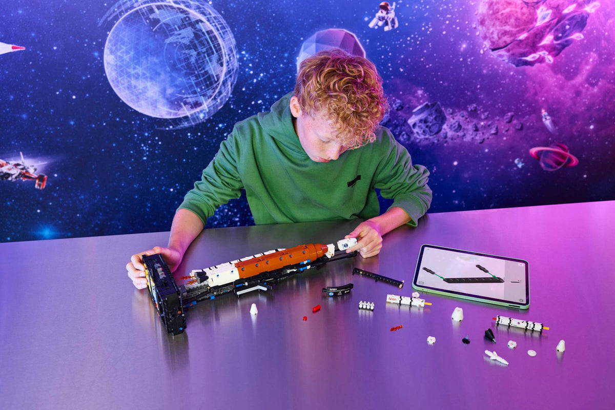 LEGO TECHNIC NASA Artemis Space Launch System Rocket #42221