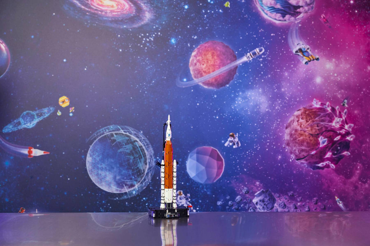 LEGO TECHNIC NASA Artemis Space Launch System Rocket #42221
